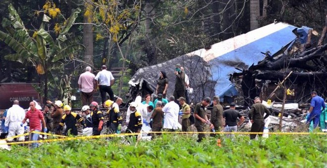 Policías y militares trabajan entre los restos del avión Boeing-737/EFE