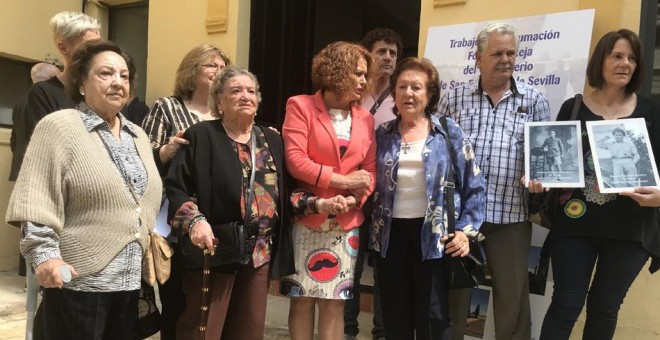 Familiares de víctimas del franquismo con la concejala del Ayuntamiento de Sevilla Adela Castaño