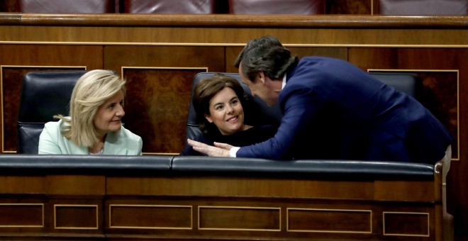 La vicepresidenta del Gobierno, Soraya Sáenz de Santamaría, la ministra de Empleo, Fátima Báñez y el portavoz del PP en el Congreso, Rafael Hernando, momentos antes del debate de los Presupuestos Generales del Estado para 2018, en el Congreso de los Diput