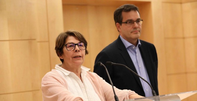 La delegada de Medio Ambiente y Movilidad, Inés Sabanés, y el concejal del PSOE, Chema Dávila, durante su comparecencia ante la prensa tras el encuentro mantenido hoy 22/05/2018. AYUNTAMIENTO DE MADRID