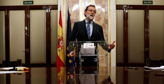El presidente del Gobierno y del PP, Mariano Rajoy, en una rueda de prensa en una sala del Congreso de los Diputados, tras la aprobación de los Presupuestos Generales del Estado para 2018. REUTERS/JuanMedina