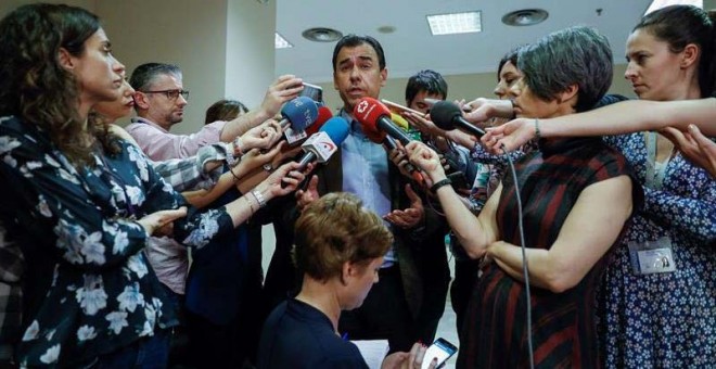 Fernando Martínez-Maillo atiende a los medios en el Congreso. | EFE