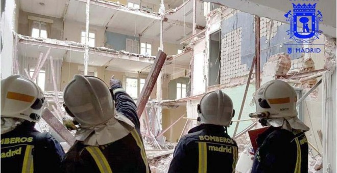 Varios bomberos observan el edificio derrumbado en Madrid. (Fotografía publicada en la cuenta de twitter de Bomberos Madrid)