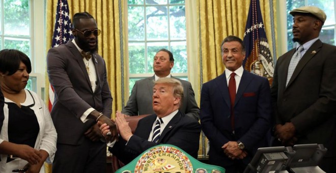 El boxeador Deontay Wilder, el actor Sylvester Stallone y Trump, en la Casa Blanca este jueves. REUTERS/Kevin Lamarque