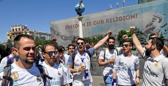 26/05/2018.- Real Madrid fans gather in Maidan Square, Kiev, Ukraine, 26 May 2018. Real Madrid will face Liverpool FC in the UEFA Champions League final at the NSC Olimpiyskiy stadium on 26 May 2018. (Liga de Campeones, Ucrania) EFE/EPA/GEORGI LICOVSKI