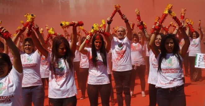 27/05/2018.- Más de 180 entidades se darán cita para pedir el fin de la tauromaquia 'en todas sus formas' en un acto que arranca con medio millar de activistas rompiendo banderillas para crear una 'nube roja' que simboliza la sangre de los animales que mu