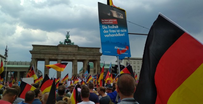 Seguidores de la AfD escuchan los discursos ante la Puerta de Branderburgo. JAVIER PÉREZ DE LA CRUZ