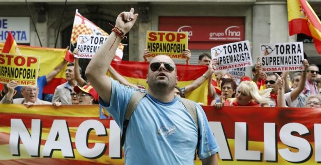 Un millar de personas se han manifestado esta mañana por el centro de la ciudad por la unidad de España, contra el presidente de la Generalitat, Quim Torra, y para denunciar la 'discriminación' de una parte de los catalanes. EFE/ Andreu Dalmau