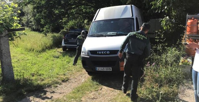 27/05/2018.- Miembros de la guardia civil inspeccionan la zona en la localidad pontevedresa de Tui donde han hallado otro almacén clandestino con material explosivo. EFE / Sxenick.