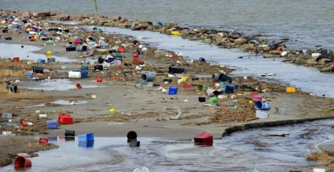 Platos, cubiertos o pajitas de plástico entre la basura en las costas de una playa - EFE