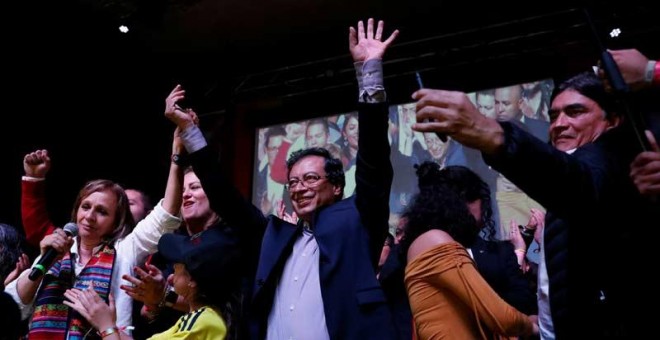 Gustavo Petro, saluda a sus seguidores tras conocerse los resultados de la primera vuelta de las elecciones presidenciales en Colombia. (REUTERS)