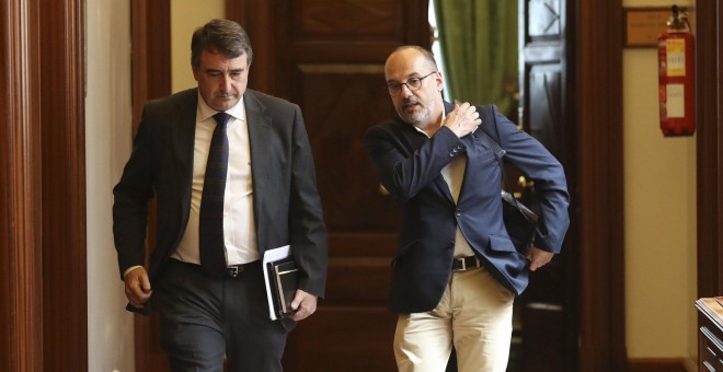 Los diputados de PNV Aitor Esteban y de PdeCAT Carles Campuzano a su salida de la reunión de la Junta de Portavoces en el Congreso de los Diputados. EFE/Ballesteros