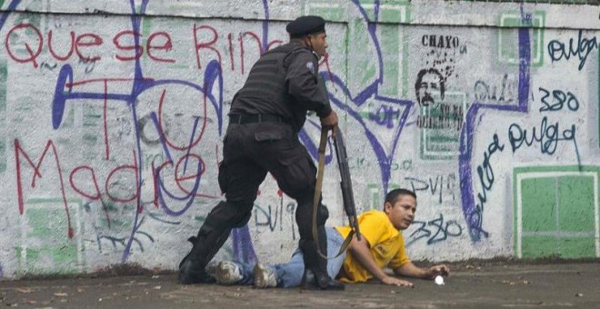 28/05/2018.- Un policía detiene a un manifestante hoy, lunes 28 de mayo de 2018, en Managua (Nicaragua). Hoy se cumplen 41 días en Nicaragua de una crisis que ha dejado al menos 76 muertos, según la Comisión Interamericana de Derechos Humanos (CIDH). EFE/