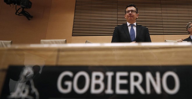 El ministro de Economía, Román Escolano, antes de su comparecencia en la Comisión de Economía del Congreso para anunciar el nombre del candidato del Gobierno a gobernador del Banco de España. EFE/Javier Lizón