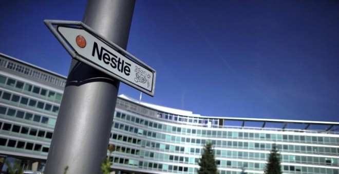 El logo de Nestle en una señal cerca de su sede en la localidad suiza de Vevey. AFP / Fabrice Coffrini