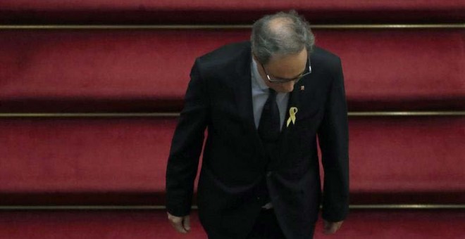 El presidente de la Generalitat, Quim Torra, sale de su despacho en e Parlament. (ANDREU DALMAU | EFE)