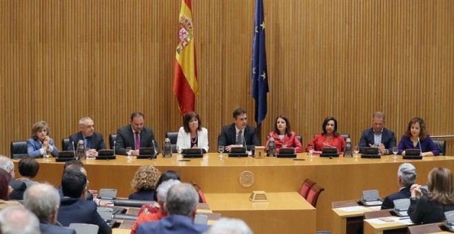 De izquierda a derecha, la secretaria general del PSOE en el Senado, María Luisa Carcedo, el diputado Rafael Simancas, el secretario de Organización del PSOE, José Luis Ábalos, la presidenta del PSOE, Cristina Narbona, el secretario general de la formació