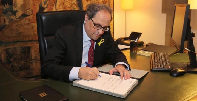 Fotografía facilitada por la Generalitat del presidente, Quim Torra, firmando hoy un nuevo decreto de nombramiento de los consellers que formarán su Govern, sustituyendo a los que se encuentran en prisión -Jordi Turull y Josep Rull- y a los que se encuent