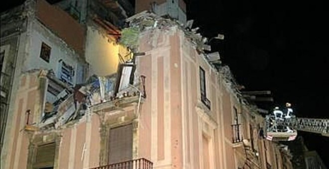 Estado en el que quedó el edificio de la Rambla Nueva de Tarragona por una explosión de gas en noviembre de 2005. EFE