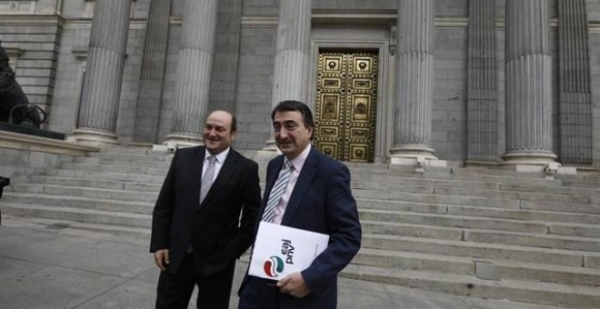 Andoni Ortúzar y Aitor Esteban posan a las puertas del Congreso. EUROPA PRESS