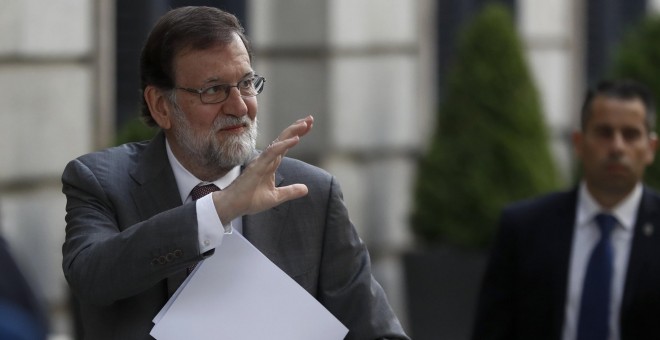 El presidente del Gobierno, Mariano Rajoy, salud a su llegada al Congreso para la sesión de control al Gobierno. REUTERS/Juan Medina