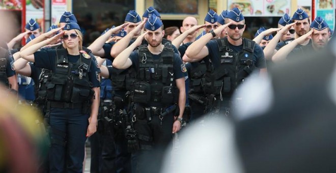 Agentes de policía belgas guardan un minuto de silencio por las víctimas del tiroteo. - EFE