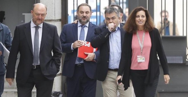 31/05/2018.- El secretario de Organización del PSOE, José Luis Ábalos (2º izda), el diputado que defienda hoy ante el pleno del Congreso la moción de censura contra Mariano Rajoy, a su llegada a la Cámara Baja. EFE/ Juan Carlos Hidalgo