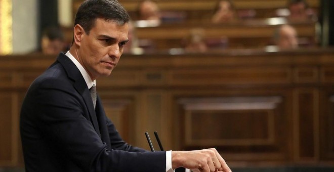 El secretario general del PSOE, Pedro Sánchez, durante su intervención desde la tribuna de oradores del hemiciclo, en la primera jornada de la moción de censura presentada por su partido contra el presidente del Gobierno, Mariano Rajoy. EFE/ J.J.Guillén