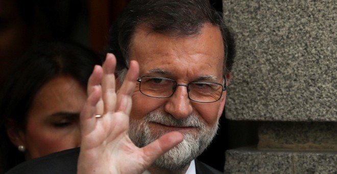 El presidente del Gobierno, Mariano Rajoy, saluda a su salida del Congreso, en el receso de la primera sesión del debate de la moción de censura presentada por el PSOE. REUTERS/Sergio Perez