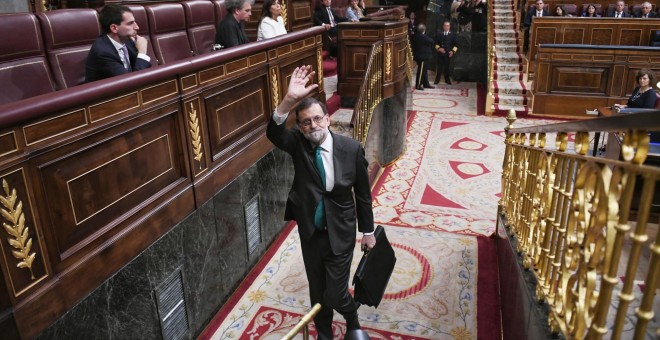 El presidente del Gobierno, Mariano Rajoy, abandona el hemiciclo del Congreso de los Diputados, en el receso de la primera jornada del debate de la moción de censura presentada por el PSOE. DANI GAGO