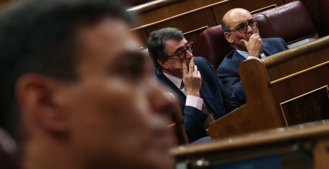 El líder del Partido Socialista Pedro Sánchez, el portavoz del Partido Nacionalista Vasco (PNV), Aitor Esteban y Mikel Legarda durante una moción de censura- REUTERS