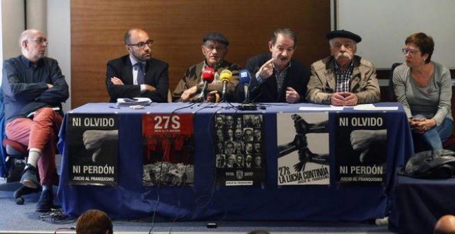 Gerardo Iglesias, Faustino Sánchez y Vicente Gutiérrez presentan en Asturias tres querellas contra el policía franquista Pascual Honrado. / La Comuna d'Asturies (Ceaqua)