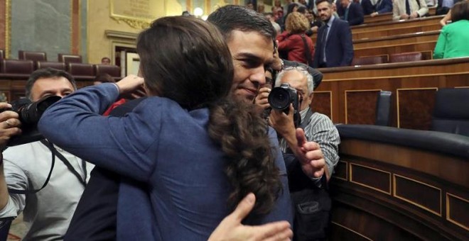 El secretario general del PSOE Pedro Sánchez, saluda al líder de Podemos Pablo Iglesias, en el hemiciclo del Congreso tras el debate de la moción de censura presentada por su partido. EFE/J.J. Guillén