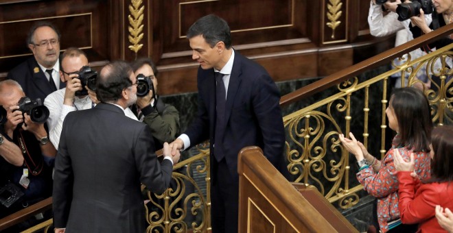 El secretario general del PSOE Pedro Sánchez, saluda presidente del gobierno Mariano Rajoy. /EFE