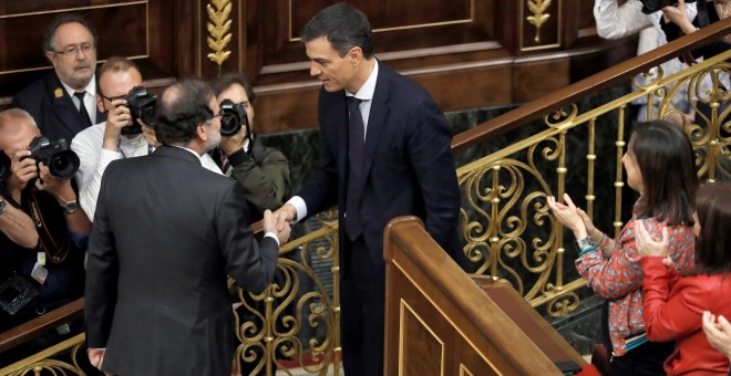 El secretario general del PSOE Pedro Sánchez, saluda presidente del gobierno Mariano Rajoy. /EFE