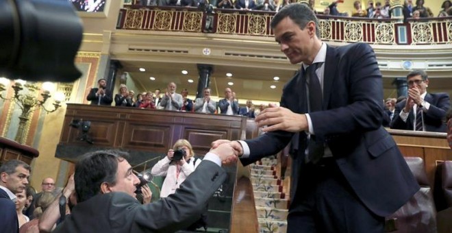 Aitor Esteban saluda a Pedro Sánchez este viernes en el Congreso. EFE/J.J. Guillén