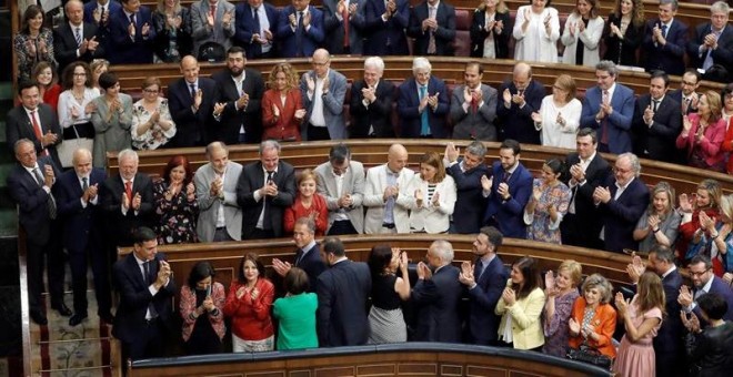 01/06/2018.- El secretario general del PSOE Pedro Sánchez, es aplaudido por su grupo parlamentario en el hemiciclo del Congreso, tras el debate de la moción de censura presentada por su partido. EFE/Emilio Naranjo***POOL***