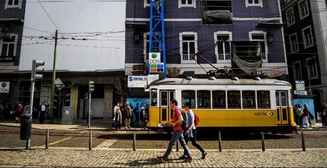 Turistas caminan en Lisboa - AFP/ PATRICIA DE MELO MOREIRA
