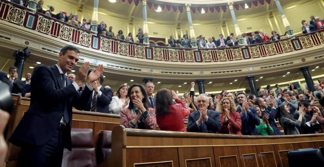 El secretario general del PSOE Pedro Sánchez, saluda al hemiciclo del Congreso, tras el debate de la moción de censura presentada por su partido. EFE/J.J. Guillén