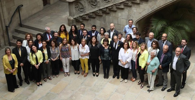 Los miembros del nuevo Govern posan con los familiares de los exconsellers presos y en Bélgica tras el acto de posesion del nuevo ejecutivo catalán. EFE/Toni Albir