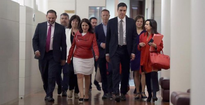 De izquierda a derecha el secretario de Organización del PSOE, José Luis Ábalos, la vicesecretaria general, Adriana Lastra, el secretario general de la formación, Pedro Sánchez, y la portavoz parlamentaria, Margarita Robles, tras la reunión del partido e