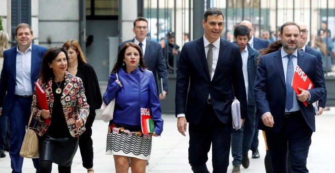 Pedro Sánchez, acompañado por Adriana Lastra, José Luis Ábalos, Margarita Robles, llegando a la primera sesión del  debate de la moción de censura. En segunda fila, a la izquierda, Juanma Serrano. EFE