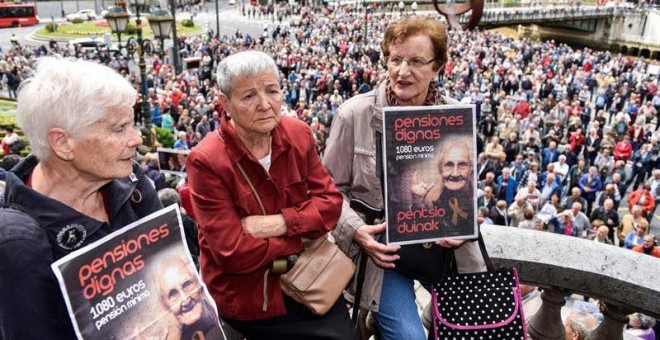 Las organizaciones de pensionistas han vuelto a concentrarse un lunes más en Bilbao, para reclamar una pensión mínima de 1080€, entre otras reivindicaciones. (MIGUEL TOÑA | EFE)