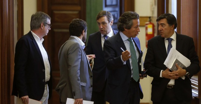 Los diputados de Ciudadanos José Manuel Villegas y Miguel Giménez, con los del PP Rafael Hernando, Crlos Floriano y José Antonio Bermúdez de Castro, tras una reunión de la Junta de Portavoces del Congreso de los Diputados. EFE