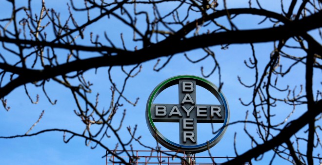 El logo de Bayer en una de sus plantas en la localidad alemana de Wuppertal. REUTERS/Ina Fassbender