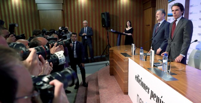 El expresidente del Gobierno José María Aznar, y el periodista Manuel Campo Vidal, durante la presentación del libro 'No hay ala oeste en la Moncloa', de Javier Zarzalejos. EFE/Kiko Huesca