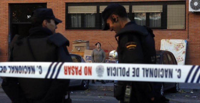Dos agentes de Policía en un desahucio en Madrid. REUTERS/Susana Vera