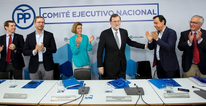 Mariano Rajoy recibe el apluso de los dirigentes del PP tras anunciar ante el Comité Ejecutivo Nacional del partido que deja la Presidencia de la formación. EFE/Tarek