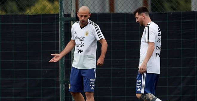 Los jugadores de la selección argentina Javier Mascherano y Lionel Messi (d) durante un entrenamiento. / EFE