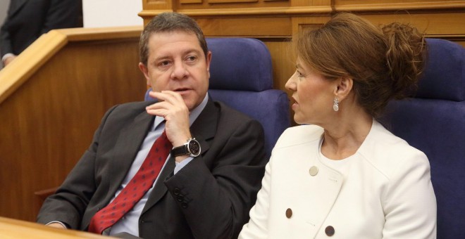 Garcia Page y Aurelia Sánchez -consejera de Bienestar Social- durante la sesión de aprobación de la ley